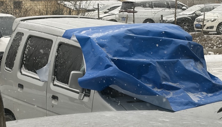 Zastosowanie plandek PE do przykrycia pojazdów podczas śnieżnej pogody